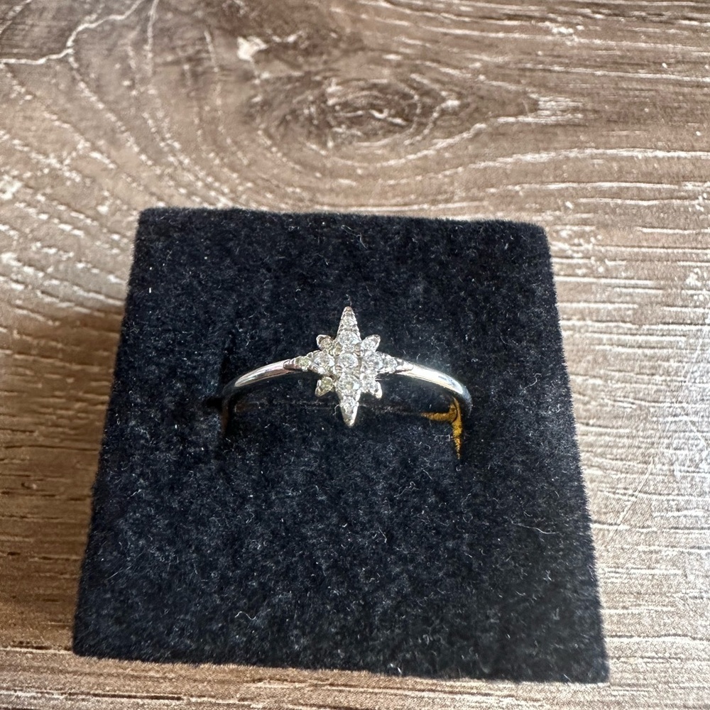 Sterling Silver Starburst CZ Ring - size 9 - Picture 2 of 7